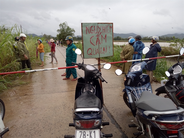 Hang ngan nguoi dan vung ron lu Phu Yen khon kho tim noi tru an