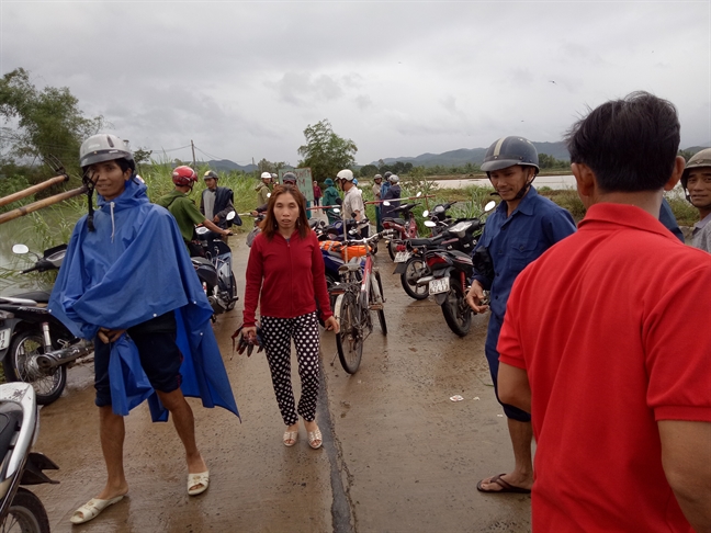 Hang ngan nguoi dan vung ron lu Phu Yen khon kho tim noi tru an