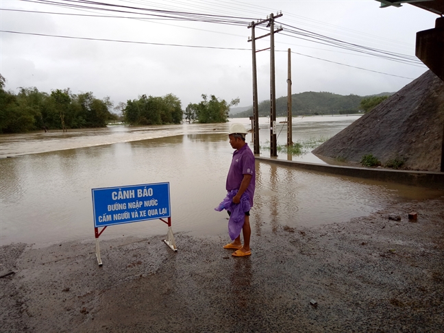 Hang ngan nguoi dan vung ron lu Phu Yen khon kho tim noi tru an