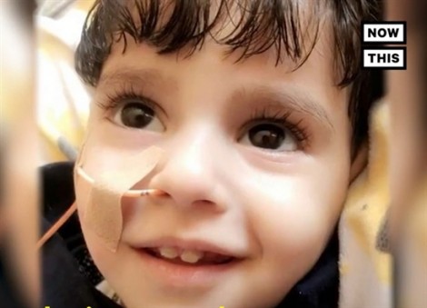 Cậu bé Yemen 2 tuổi đã yên nghỉ trong vòng tay mẹ
