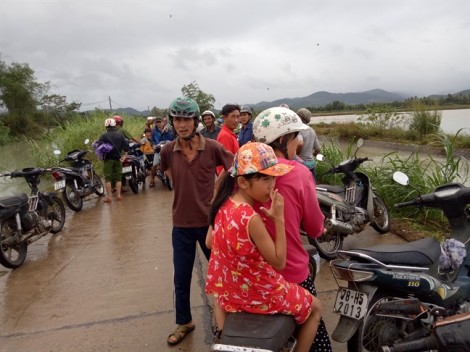 Hàng ngàn người dân vùng rốn lũ Phú Yên khốn khổ tìm nơi trú ẩn