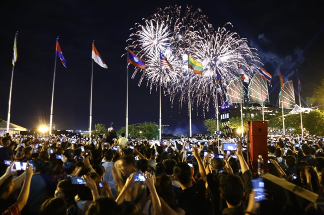 Phao hoa ruc sang bau troi TP.HCM chao don nam moi 2019