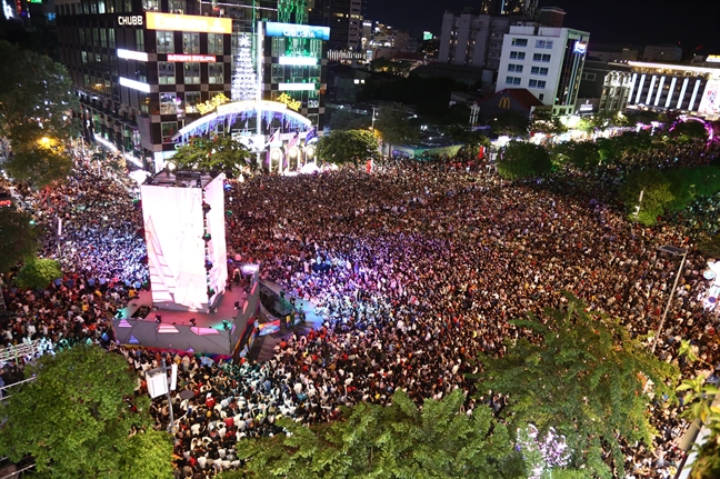 Phao hoa ruc sang bau troi TP.HCM chao don nam moi 2019