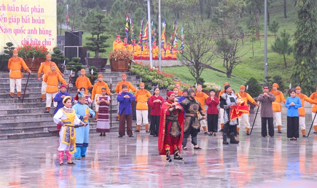 Tai hien le len ngoi cua Hoang de Quang Trung tai nui Ban