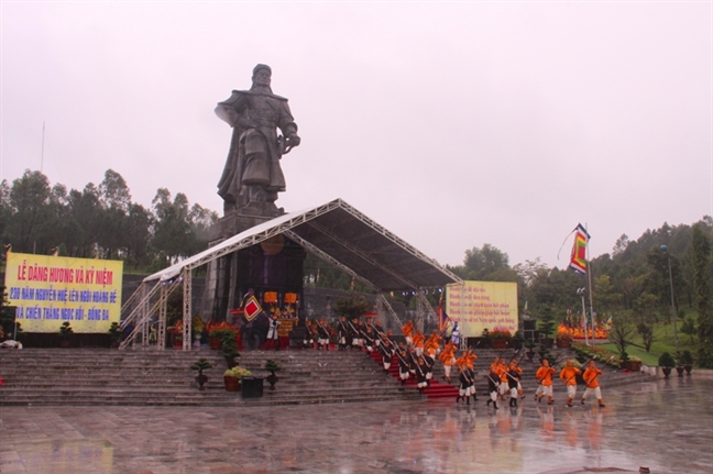 Tai hien le len ngoi cua Hoang de Quang Trung tai nui Ban