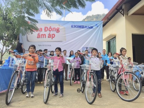 Eximbank tặng quà và bàn giao đường bê tông nông thôn tại Trung Hòa tỉnh Bắc Kạn