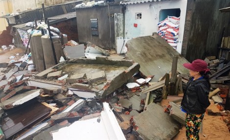 Sóng dữ đánh sập nhà ở Phú Yên, 100 người phải sơ tán