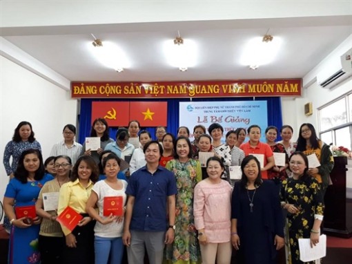 211 chị được chứng nhận hoàn tất khóa đào tạo nghề