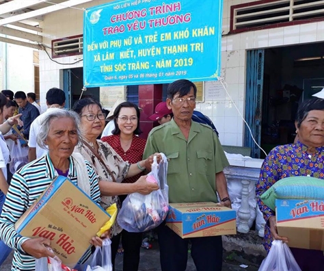 Quan 6: 'Trao yeu thuong' den phu nu va tre em ngheo tinh Soc Trang.