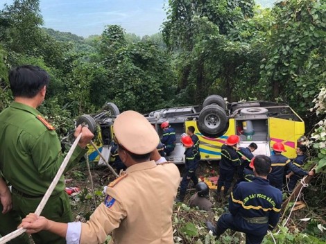 Xe chở 22 sinh viên ở Kiên Giang rơi xuống vực đèo Hải Vân