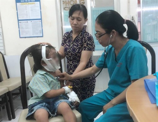 Bé gái phỏng nặng vì chai keo xịt tóc lượm ngoài đường