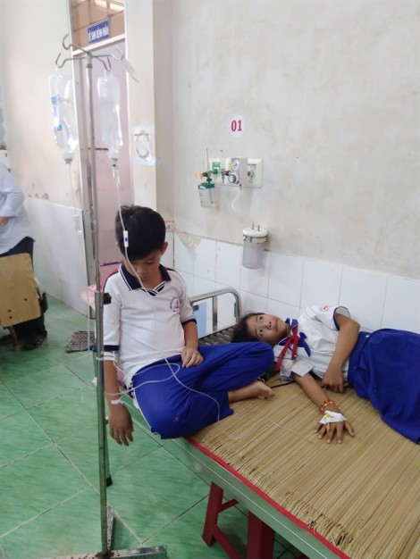 Hàng chục học sinh tiểu học ở Cà Mau ngộ độc do súc miệng bằng fluor