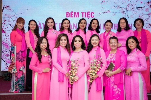 Quận Bình Tân: Bán hàng gây quỹ chăm lo tết cho công nhân