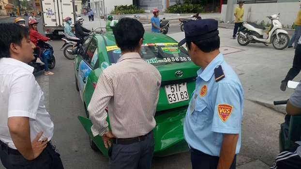 Taxi Mai Linh ui duoi xe cung hang, roi tong thang goc cay