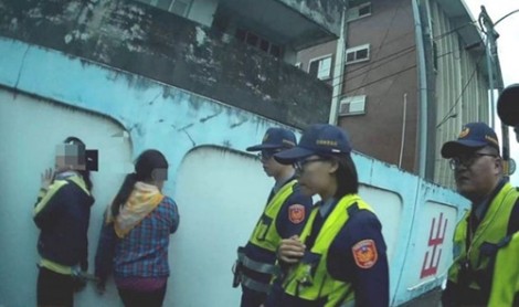 11 người Việt trốn trên xe tải chở hàng bị bắt ở Đài Loan