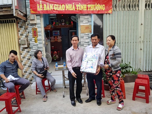 Quan 11: Trao mai am tinh thuong cho hoi vien ngheo