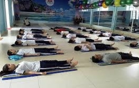 Học sinh lớp 12 học yoga giảm căng thẳng thi cử