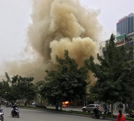 Nổ lớn tại Hà Nội, nhiều hàng quán cháy tan hoang