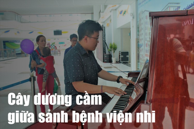 Cây dương cầm giữa sảnh bệnh viện nhi