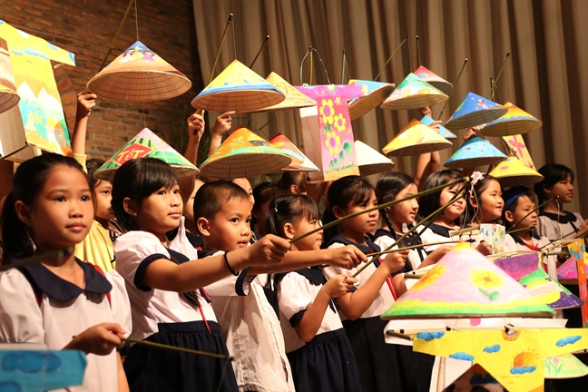 Hun duc tinh yeu ao dai, non la o tre em