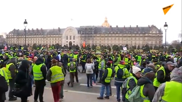 Nguoi bieu tinh ‘ao vang’ tiep tuc tuan hanh tai Paris vao tuan thu 10 lien tiep