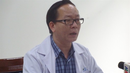 Bác sĩ chỉ ra lý do không nên ôm hôn trẻ dưới 3 tuổi