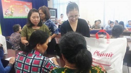 Báo Phụ Nữ trao tặng 200 phần quà Tết cho phụ nữ nghèo ngoại thành