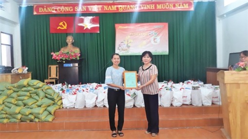 Báo Phụ Nữ trao tặng 100 phần quà tết cho phụ nữ nghèo huyện Cần Giờ