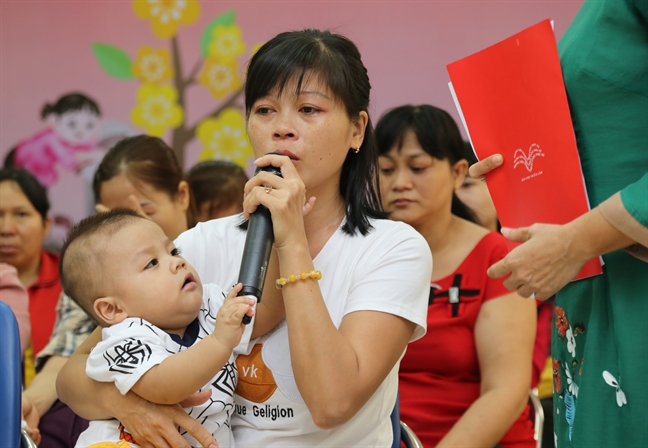 Bao Phu nu TP.HCM trao qua tet cho chi em cong nhan