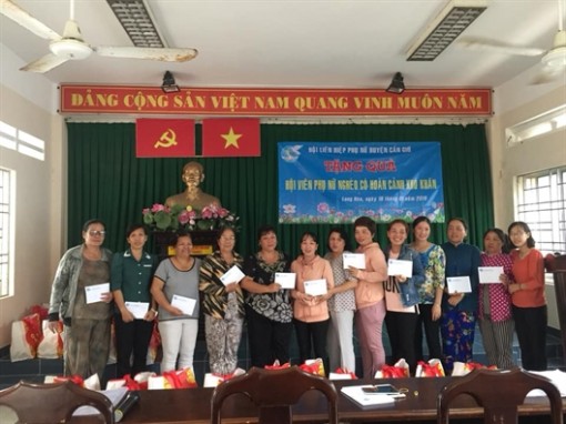 Huyện Cần Giờ: Hàng trăm suất quà tết cho các cụ già và phụ nữ nghèo