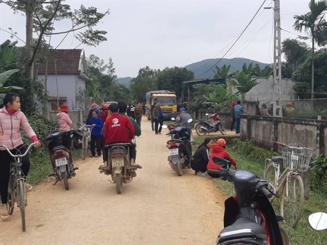 Bé trai 3 tuổi tử vong thương tâm dưới bánh xe tải