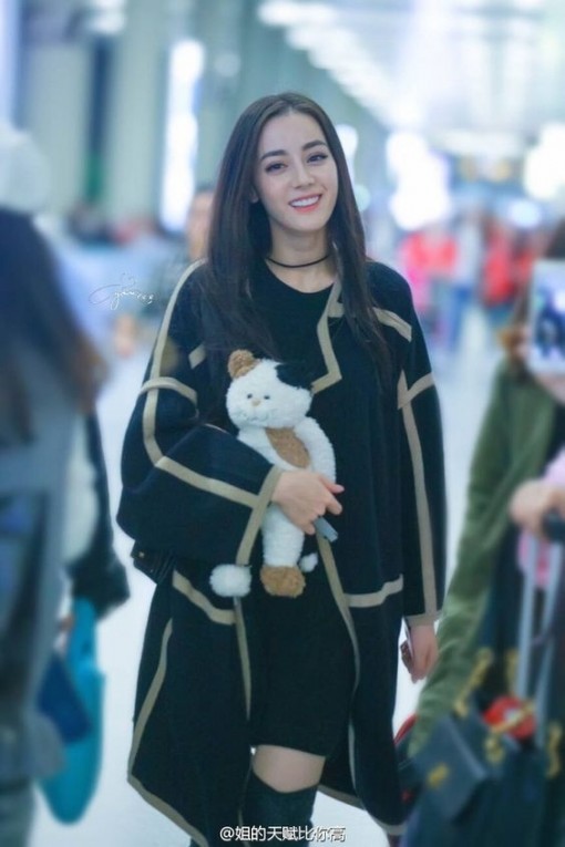 Phối áo khoác đa dạng như Địch Lệ Nhiệt Ba