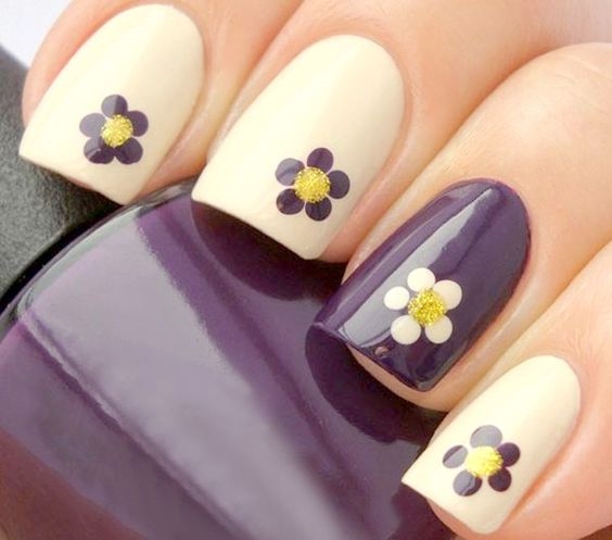 Vẽ hoa cúc trên móng tay: Một bộ móng tay đẹp sẽ khiến bạn tự tin và quyến rũ hơn nhiều. Hãy cùng khám phá những mẫu vẽ hoa cúc tuyệt đẹp trên móng tay và trang trí cho bộ móng của bạn thêm thú vị.
