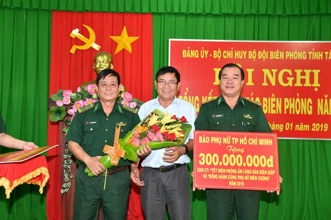 Bao Phu Nu ung ho 300 trieu dong cho dong bao ngheo bien gioi