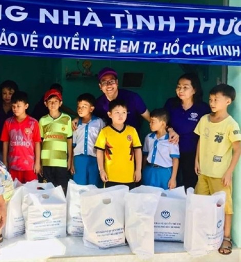 Mang tình xuân đến với phụ nữ và  trẻ em nghèo Bình Thuận