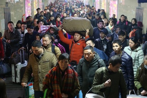 Hàng trăm triệu người Trung Quốc hòa vào 'biển người' đổ về quê ăn tết