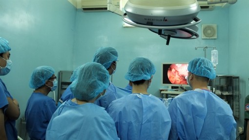 Cuối năm nhậu xỉn, người đàn ông nuốt tăm thủng lá lách