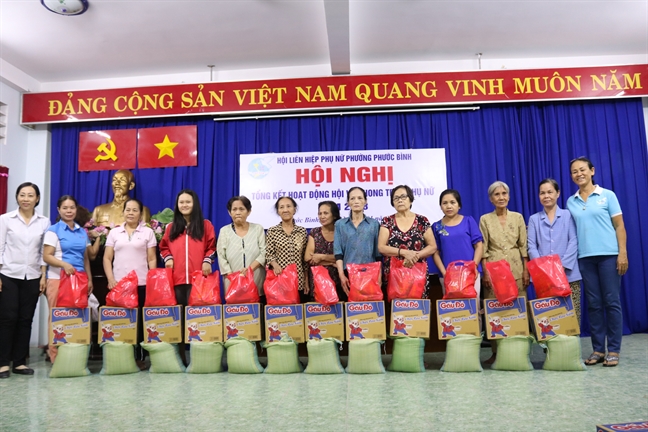 Quan 9: Tang 30 phan qua cho hoi vien co hoan canh kho khan