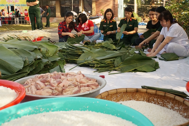 Bac si goi banh chung tang gia dinh chien si dang lam nhiem vu o chau Phi