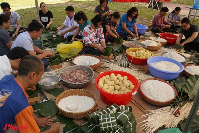 Bac si goi banh chung tang gia dinh chien si dang lam nhiem vu o chau Phi