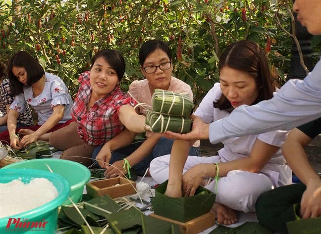 Bac si goi banh chung tang gia dinh chien si dang lam nhiem vu o chau Phi