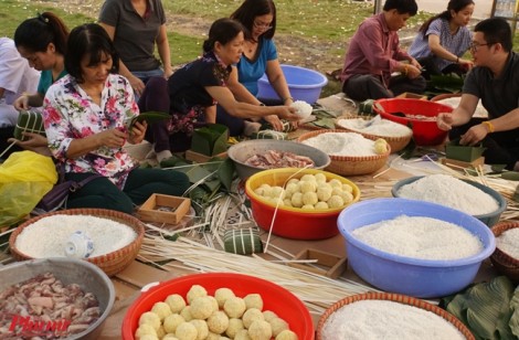 Bác sĩ gói bánh chưng tặng gia đình chiến sĩ đang làm nhiệm vụ ở châu Phi