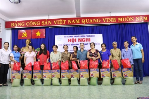 Quận 9: Tặng 30 phần quà cho hội viên có hoàn cảnh khó khăn