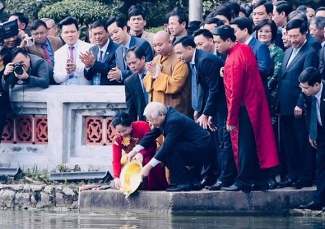 Tổng Bí thư, Chủ tịch nước thả cá chép tại Hồ Gươm