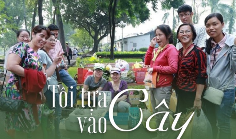 Tôi tựa vào cây