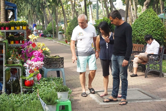 Thuong lam hoa xuan tai cho hoa Tet