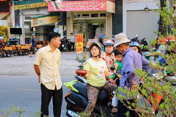 Hoa kieng mien Tay vua cap ben, nguoi Sai Gon lua ngay tren thuyen