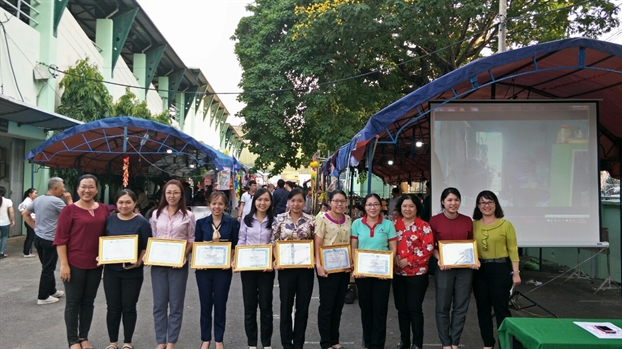 Quan Phu Nhuan: Cung trang tri nha cua don tet