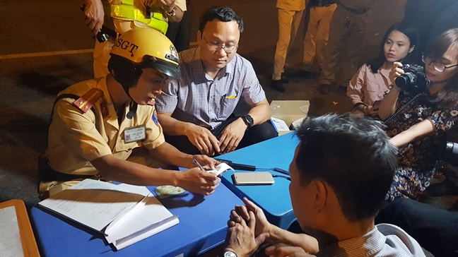 Tai xe uong 15 chai bia van lai xe: ‘Tuu luong moi nguoi moi khac’