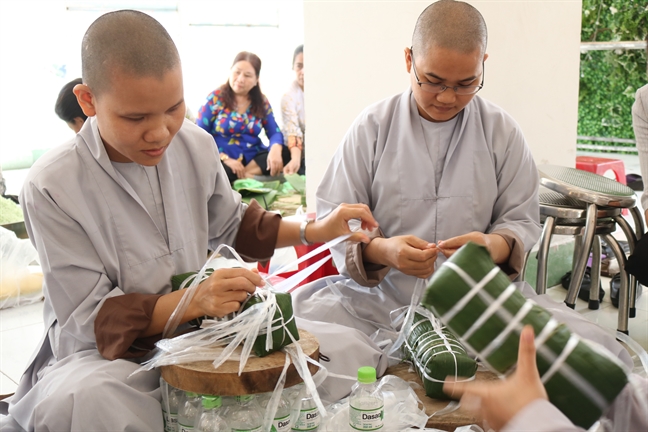 Quan Thu Duc: 500 don banh chung, banh tet tang nguoi dan ngheo va cong nhan an tet